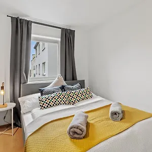 Perfect Location, 2 Min To Main Station Apartment